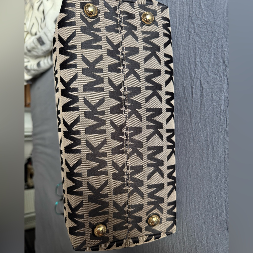 Michael Kors Signature Black and Tan Tote - Picture 9 of 16